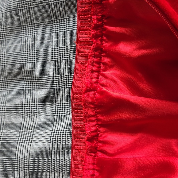 Vintage red pencil skirt with YSL button - Picture 6 of 7
